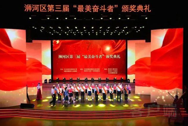 扫地机无法回家发消息告状，妹子查看后：坏咪咪，走开！